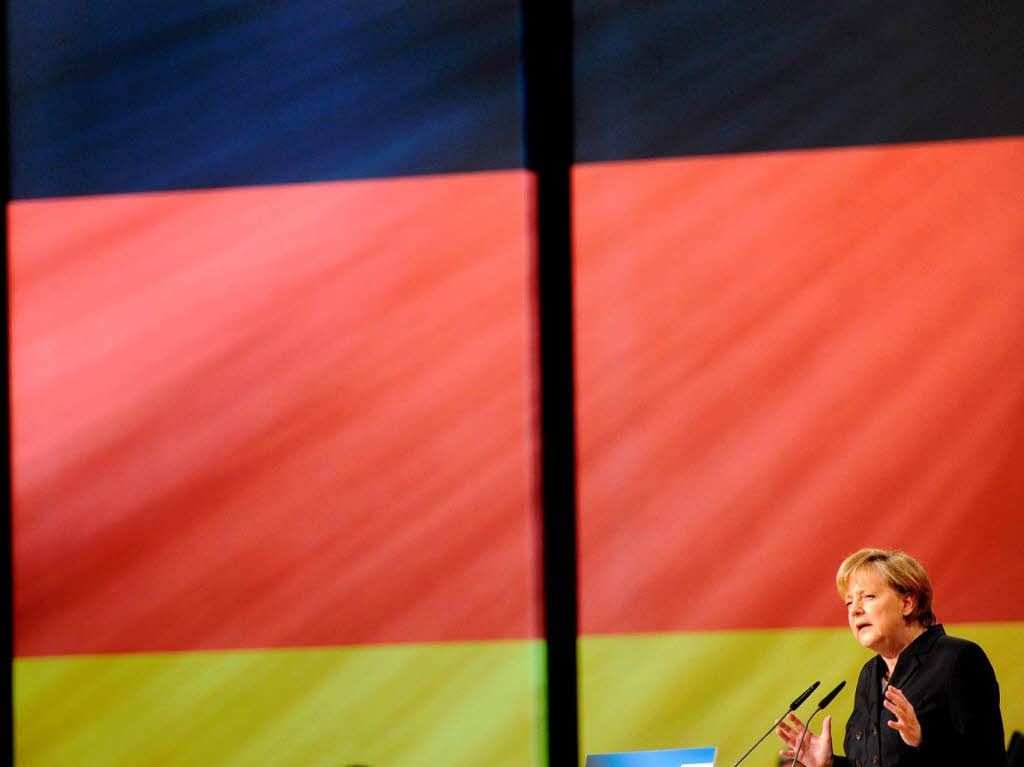 Merkel spricht auf dem Parteitag der CDU in Karlsruhe.