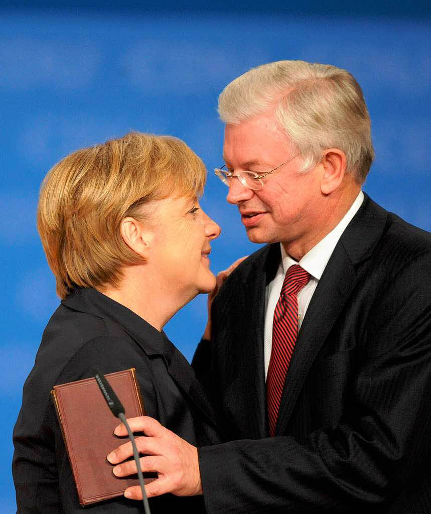 Das ist ihr bestimmt nicht schwer gefallen: Merkel verabschiedet ihren Stellvertreter Roland Koch und ernennt ihn zum „Freund“.