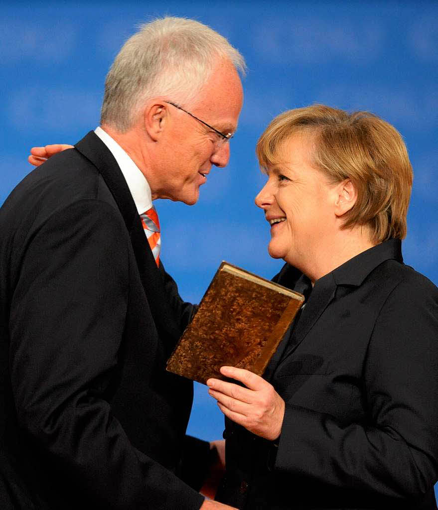 Bye-Bye: Merkel und Jrgen Rttgers, ex-Ministerprsident von Nordrhein-Westfalen und bisheriger Stellvertreter.