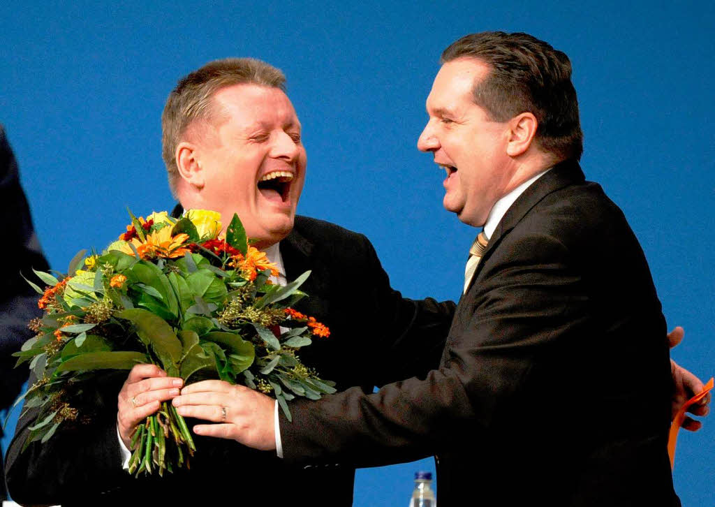 Der Ministerprsident von Baden-Wrttemberg, Stefan Mappus (r), gratuliert dem CDU-Generalsekretr Hermann Grhe  zu seiner Wiederwahl.