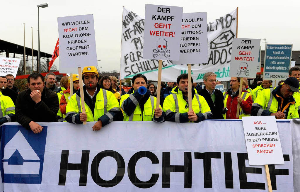 Hochtief-Mitarbeiter protestieren vor der Tagungshalle des 23. Bundesparteitages der CDU gegen die geplante bernahme durch den spanischen Baukonzern ACS.