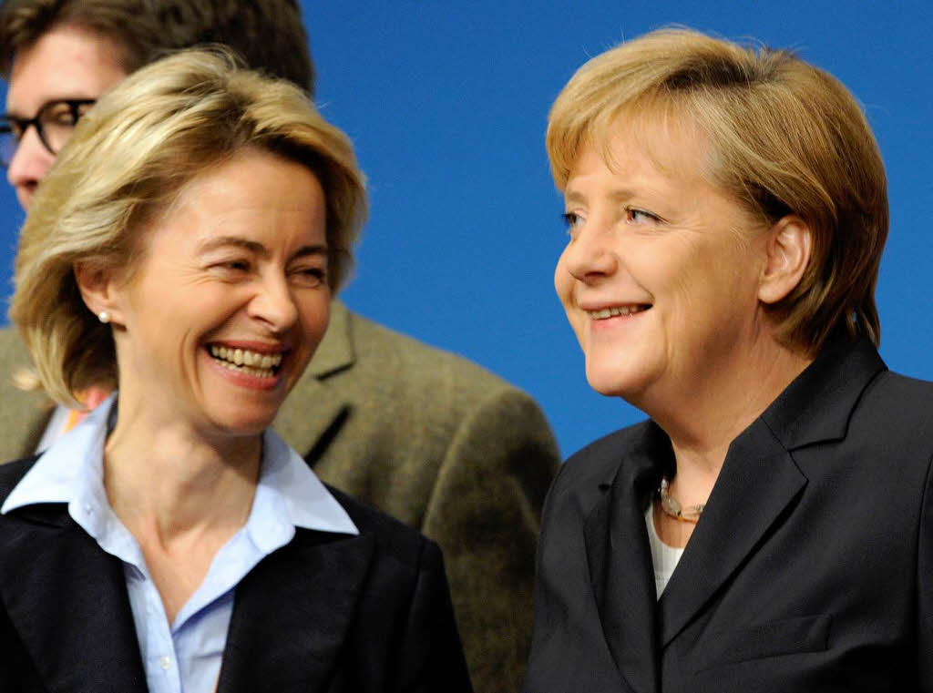 Angela Merkel (rechts) und Bundesarbeitsminisiterin Ursula von der Leyen