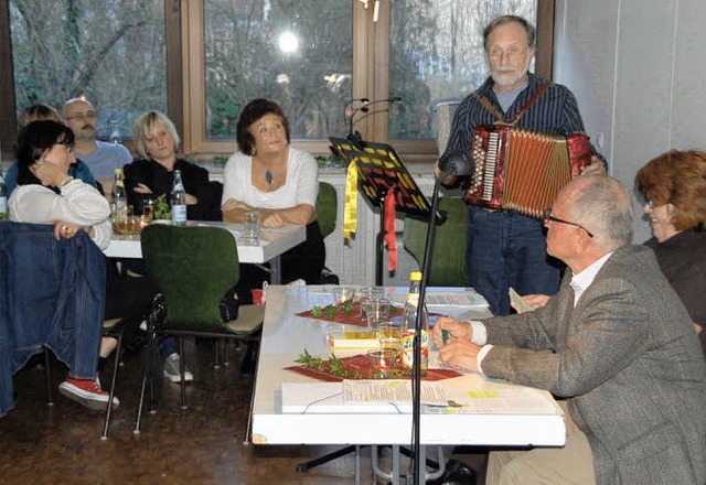 Wolfgang Miesmer, Brigitte Walzer und ...tsame Anekdoten rund um Kenzingen vor.  | Foto: Marion Domann