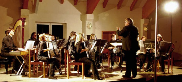 Das Konzertorchester das Harmonika-Spi...Endingen beim Auftritt im Bürgerhaus. | Foto: Roland Vitt Das Konzertorchester das Harmonika-Spi...Endingen beim Auftritt im Bürgerhaus. | Foto: Roland Vitt