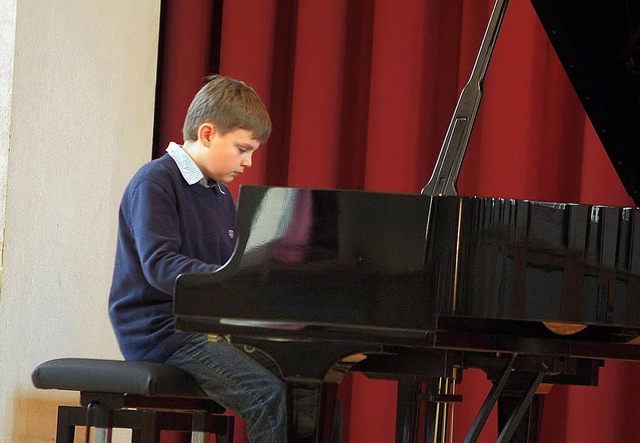 Christian Schnell zeigt am Klavier, was er kann.   | Foto: Heidi Fssel