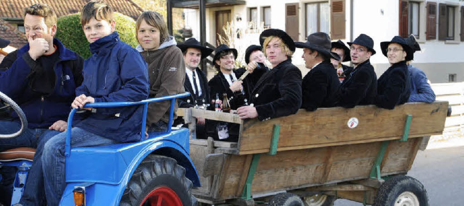 Der Begleittross feiert  das Wiedersehen auf dem Traktoranhnger.  | Foto: Edgar Steinfelder