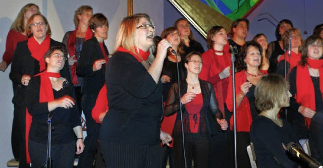 Der Gospelchor Sankt Josef Rheinfelden... in der Karsauer Kirche Sankt Michael.  | Foto: Chris Rtschlin