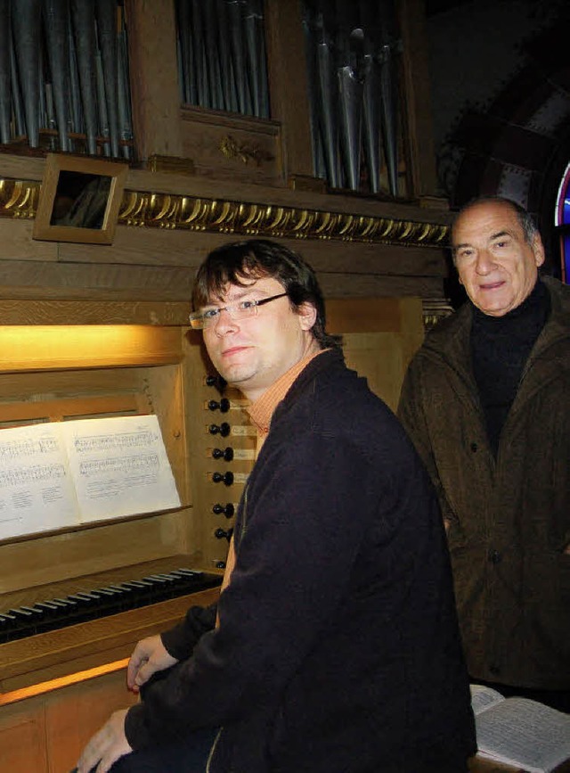 Hans Strobel (rechts) und Tobias Voege...vierten Merklin-Orgel Platz genommen.   | Foto: Petra Mller