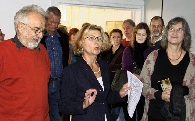 Adelheid Mltgen (Mitte) erfreute die ...se Werner (daneben) freuten sich mit.   | Foto: Peter  Schtz