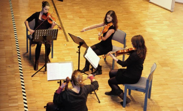 Annalena Balzer, Elena Huesmann, Luisa...in G-Dur von Wolfgang Amadeus Mozart.   | Foto: hrvoje miloslavic