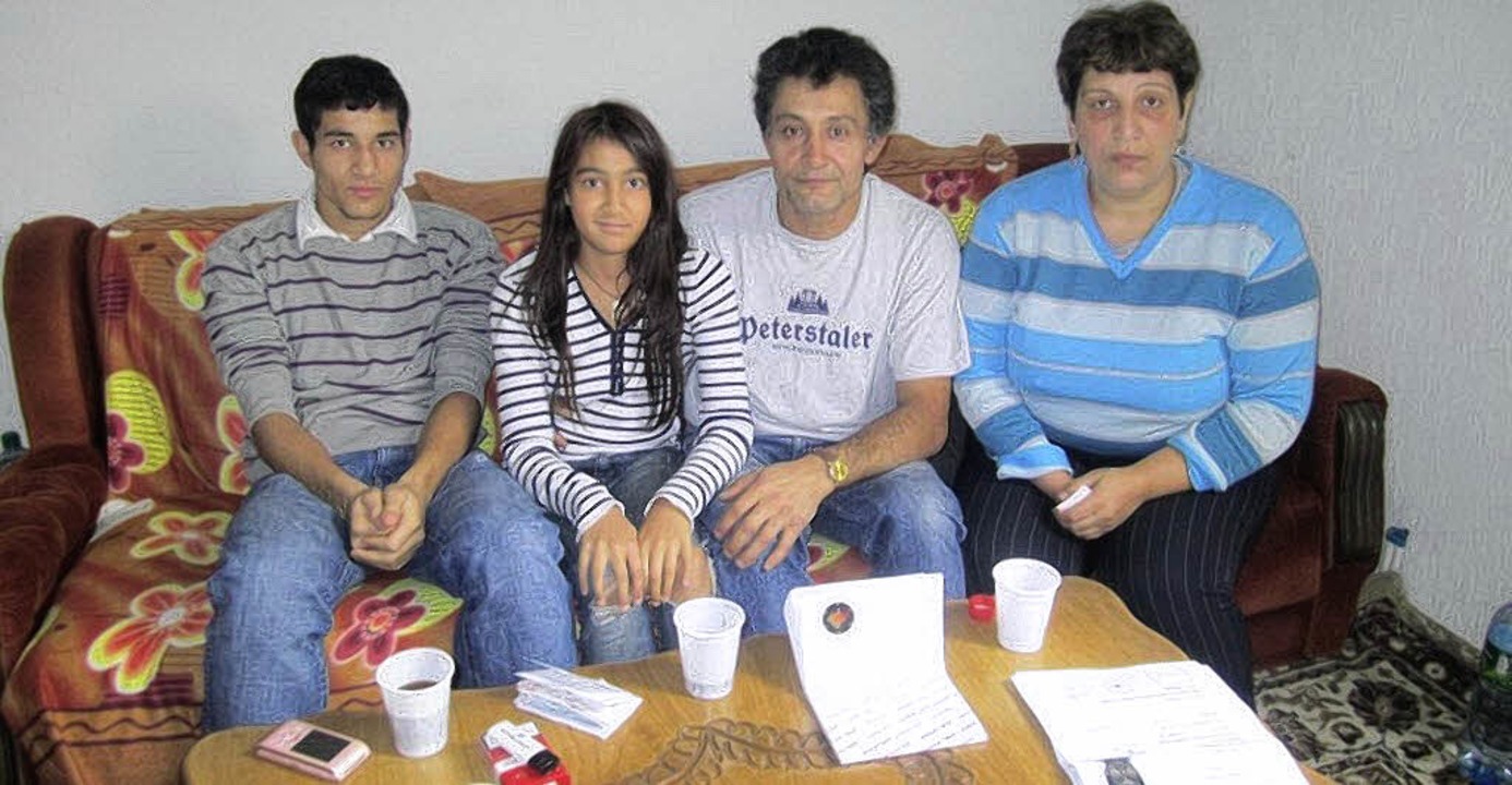 Familie Tatari in ihrer Ein-Zimmer-Woh...o.v.l. Erson, Alissa , Baskem, Florije  | Foto: Hasani