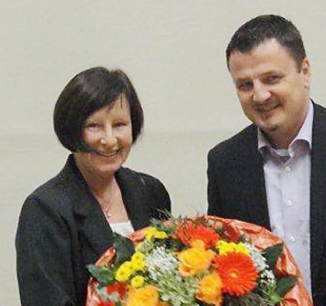 Adelheid Enderle erhielt von Brgermei...Sckingen&#8220; einen Blumenstrau.    | Foto: Reinhard Herbrig