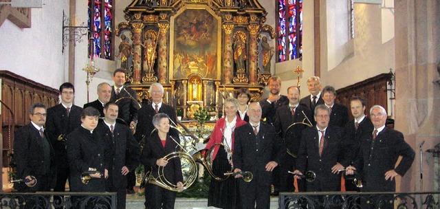 Die Jagdhornblser zusammen mit Pfarrer Hubert Mangold  (hintere Reihe rechts).   | Foto: Privat