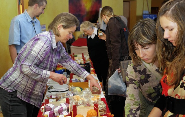 Da schau her &#8211; ein riesiges Ange... die  Besucherschar beim Martinibasar.  | Foto: Edgar Steinfelder