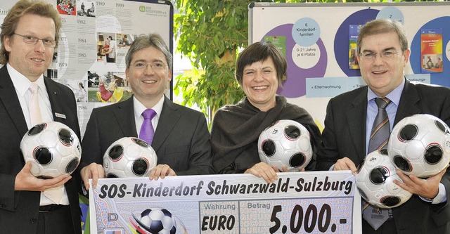 Spende fr das SOS-Kinderdorf (von lin...-Nationalmannschaft Joachim Schuster.   | Foto: Volker Mnch