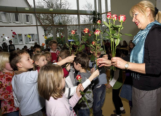 Rosen fr die Schulleiterin: Gisela Pa...den Erstklsslers mit Blumen geehrt.    | Foto: Mnch