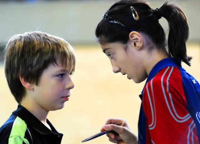 So musst du das machen. Josipa Tadic v...Tom Eise zum Sieg bei den Jungen U 15   | Foto: meinrad schn