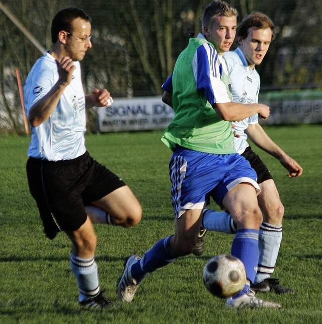 Jrgen Mentele (l.) und Simon Baumgart...bmller (SV Albbruck) das Nachsehen.    | Foto: Neubert