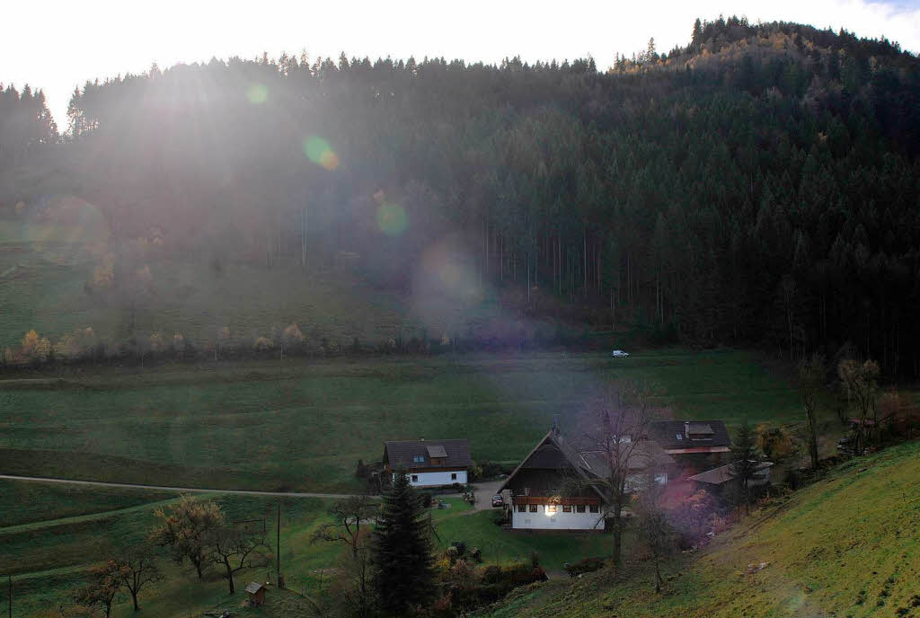 Die Mittagssonne strahlt über eine Bergkuppe oberhalb des Bauernhofes der Familie Schuler. Die Mittagssonne strahlt über eine Bergkuppe oberhalb des Bauernhofes der Familie Schuler.