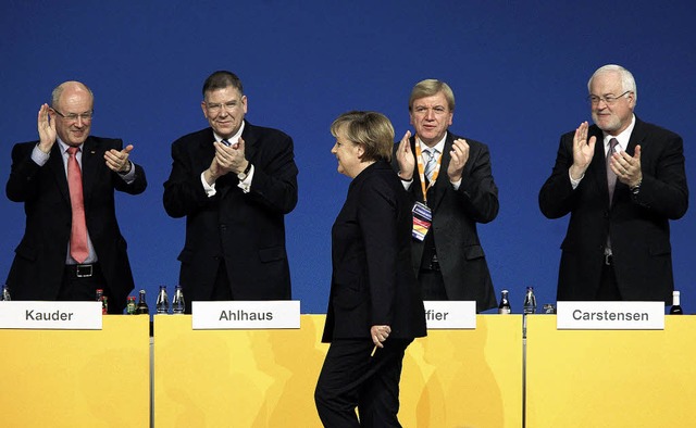 Nach der Wiederwahl: eine strahlende P...fin vor applaudierenden Parteikollegen  | Foto: afp