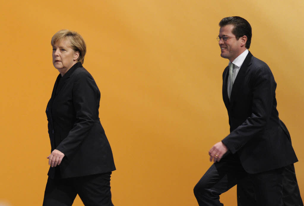 Die Kanzlerin und ihr Nachfolger? Merkel und Bundesverteidigungsminister Karl-Theodor zu Guttenberg.