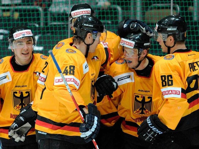 Simon Danner (links) bejubelt mit sein...kollegen das Tor zum 1:0 gegen Kanada.  | Foto: dpa