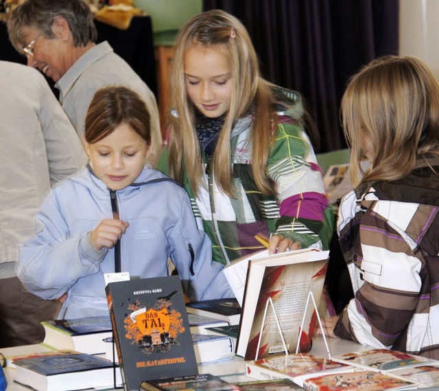 Bei der Buchausstellung im Pfarrsaal G... geschmkert werden,ob gro oder klein  | Foto: Christiane Seifried