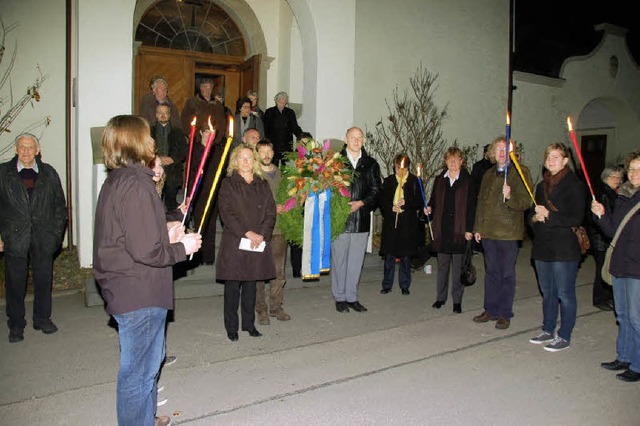 Friedensgebete bestimmten den Volkstra...on Fackeln erleuchtet vom Kloster aus.  | Foto: Binner-Schwarz