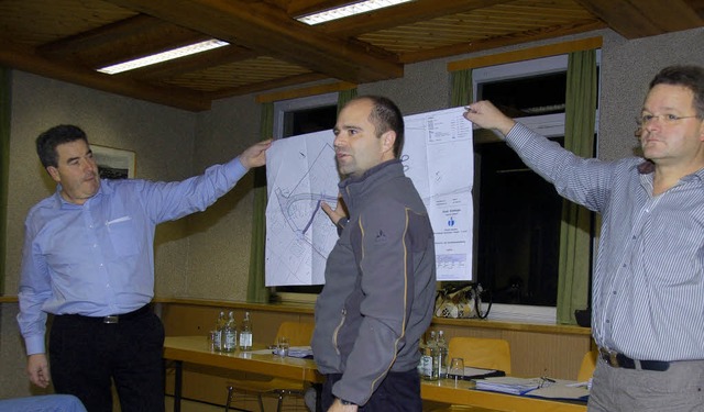 Bauamtsleiter Frank Gatti (Mitte) stel...&#8222;Beuggen - Im Grund&#8220; vor.   | Foto: Dietmar Noeske