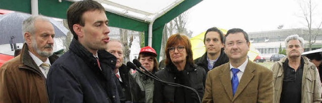 SPD-Spitzenkandidat Nils Schmid spricht mit betroffenen Anwohnern.  | Foto: Patrik Mller