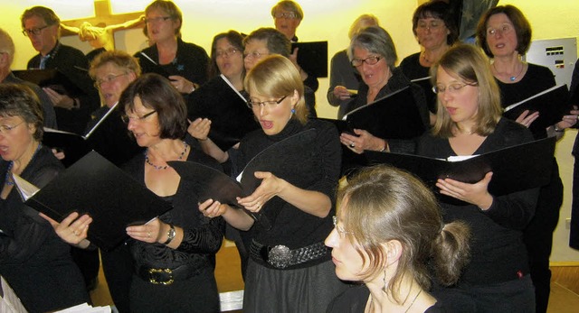 Haben Freude am Singen: Die Mitglieder...r Chorioso, der zehn Jahre alt wurde.   | Foto: Freyer