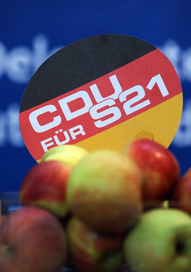 Die CDU ist fr Stuttgart 21 &#8211; u...ei der Anti-S21-Demo am 30. September.  | Foto: dpa