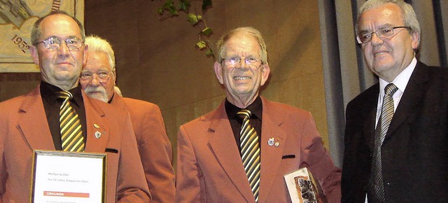 Wolfgang Otto (links) vom Mnnerchor S...d und Dieter Kassa (rechts) zu sehen.   | Foto: Bianca Flier