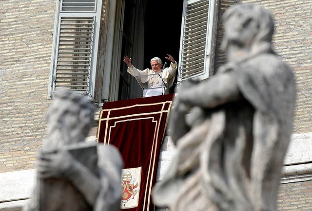 Papst Benedikt XVI. beim Angelus-Gebet...s. Wohin fhren ihn seine Reisen 2011?  | Foto: dpa