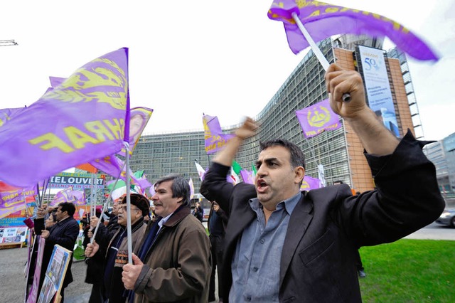 Iraner demonstrieren in Belgien fr di...nterviewen wollten, wurden verhaftet.   | Foto: DPA