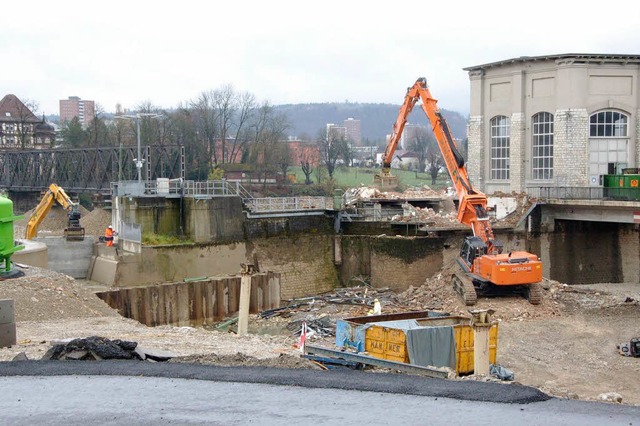 Ein Drittel des Stegs fehlt schon und das Portiershaus ist ganz abgerumt.  | Foto: Ingrid Bhm-Jacob