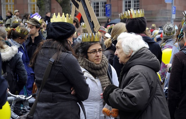 Demonstranten auf dem Platz der Alten Synagoge in Freiburg.  | Foto: Thomas Kunz