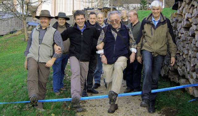 Nicht durchgeschnitten, sondern bersc...and bei der Einweihung des Wegenetzes.  | Foto: Anne Freyer