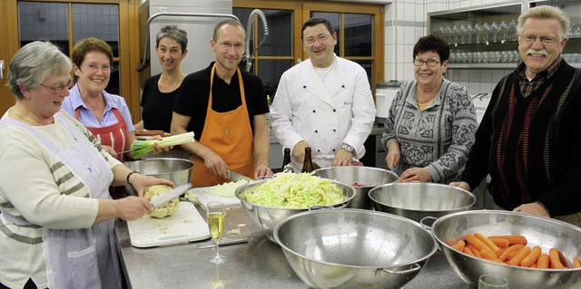 Mitglieder des Kulturkreises bereitete...rish Stew fr den Irischen Abend vor.   | Foto: Adelbert Mutz
