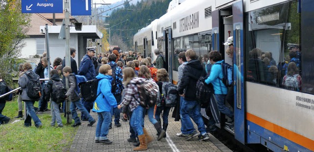 Bundespolizist Freimut Lusch beobachte...t der Schler mit der Ortenau-S-Bahn.   | Foto: Bundespolizei