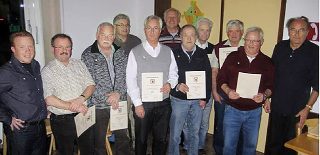 Vorsitzender Hubert Baur zeichnete Osk... Herbert Kpfer (rechts) gratulierte.   | Foto: Privat