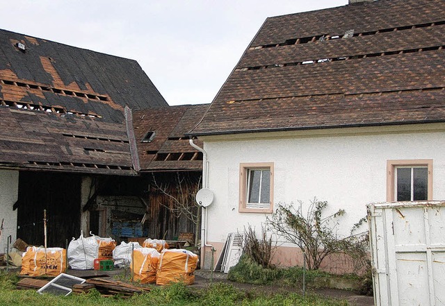 Die  asbesthaltigen Dachplatten stehen...dem die Abrissarbeiten vorerst ruhen.   | Foto: manfred frietsch