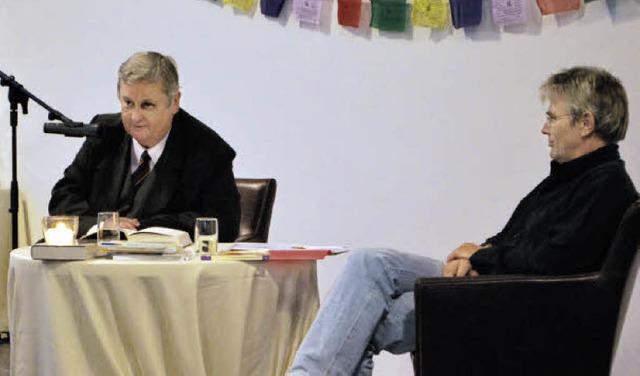 Peter Galli (rechts) moderierte das Literaturcaf mit Professor Bernhard Uhde.  | Foto: benjamin bohn