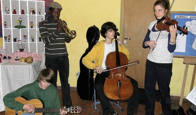 Besucher beim Martinibasar konnten ein...gel (Geige), Benedikt Arnold (Cello).   | Foto: Privat