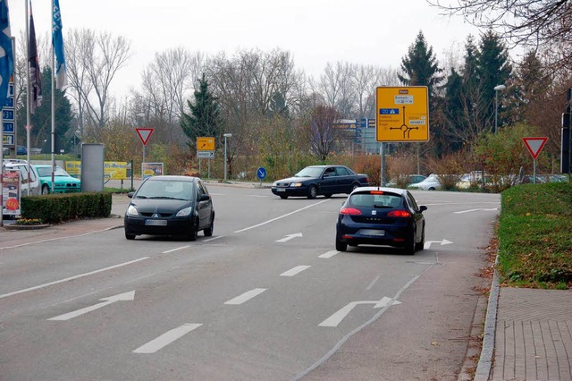 Noch mehr Verkehr kann die Kreuzung Ih...adteinfahrt Sd nicht mehr verkraften.  | Foto: Gerold Zink