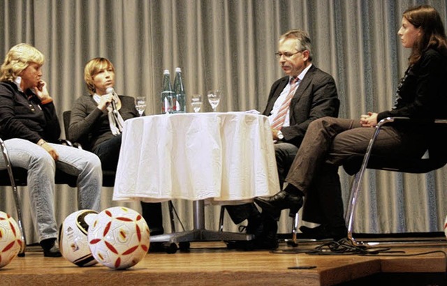 Thema Frauenfuball (von links): Birgi... und Carolin Sosna in der Diskussion.   | Foto: SBFV