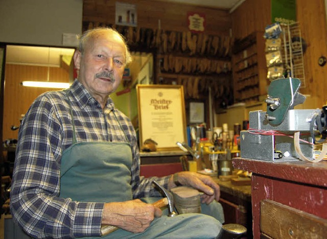 Auch mit 78 Jahren noch in der Werkstatt: Rudolf Hs   | Foto: hagen spth