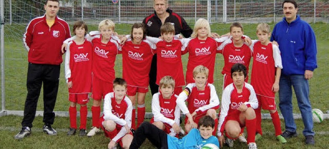 Über neue Trikots freit sich die D2-Jugend des TuS Binzen. | Foto: bz Über neue Trikots freit sich die D2-Jugend des TuS Binzen. | Foto: bz