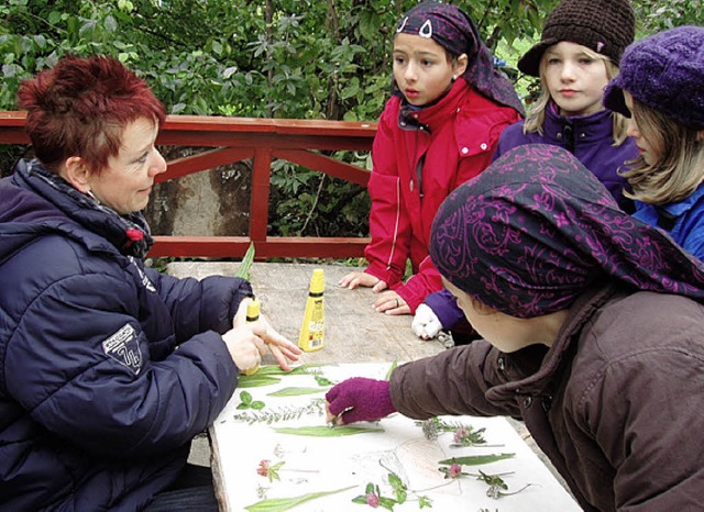 Die Biologin Birgit Reckenfelderbumer mit Grundschlern   | Foto: Schule