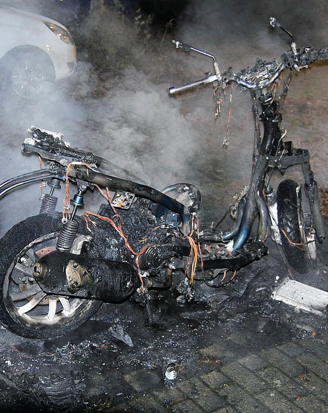 Nicht mehr zu gebrauchen ist der Motor... beim Bahnhof in Brand gesetzt wurde.   | Foto: Polizei